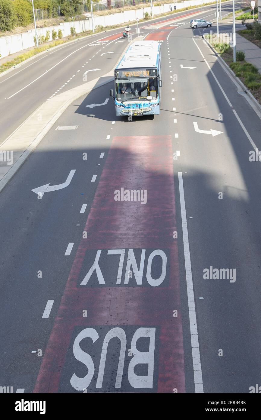 210901 -- CANBERRA, 1. Sept. 2021 -- Foto vom 1. Sept. 2021 zeigt einen Bus auf der Straße während der Sperrung in Canberra, Australien. Die Coronavirus-Abriegelung in der australischen Hauptstadt wurde um zwei Wochen verlängert, da das Land weiterhin gegen die dritte Welle von COVID-19-Infektionen kämpfte. Foto von /Xinhua AUSTRALIA-CANBERRA-COVID-19-LOCKDOWN EXTENDED LiuxChangchang PUBLICATIONxNOTxINxCHN Stockfoto