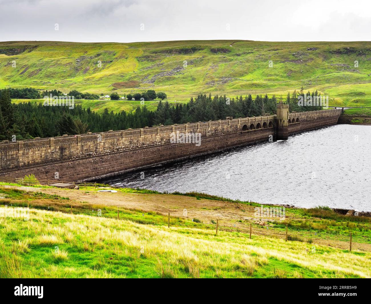 Den Nidderdale Way hinunter zum Scar House Dam Nidderdale AONB North Yorkshire England Stockfoto