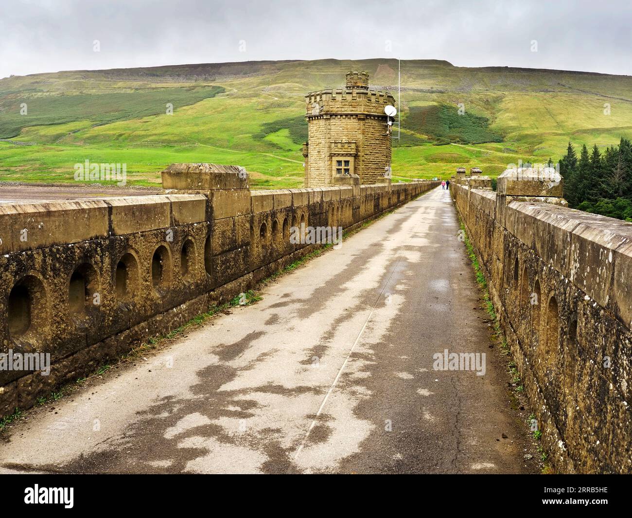 Der Nidderdale Way überquert Scar House Dam Nidderdale AONB North Yorkshire England Stockfoto