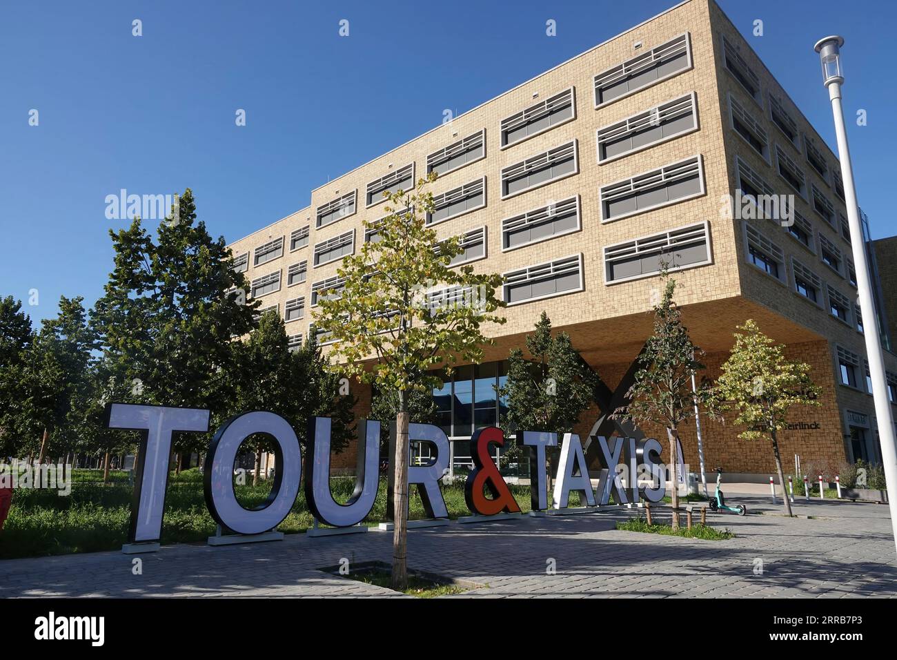 Bunte Nahaufnahme des Herman Teirlinck Gebäudes der flämischen Regierung über die Umwelt bei Tour and Taxis vor einem sonnigen Himmel Stockfoto