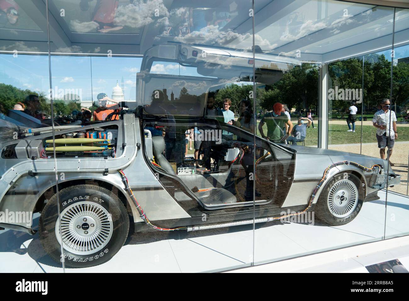 210907 -- WASHINGTON, 7. September 2021 -- Ein DeLorean Motor Company DMC-12 Time Machine Car, das im Film Back to the Future verwendet wurde, ist in Washington, D.C., USA, 6. September 2021 zu sehen. US-WASHINGTON, D.C.-TIME MASCHINENWAGEN LIUXJIE PUBLICATIONXNOTXINXCHN Stockfoto