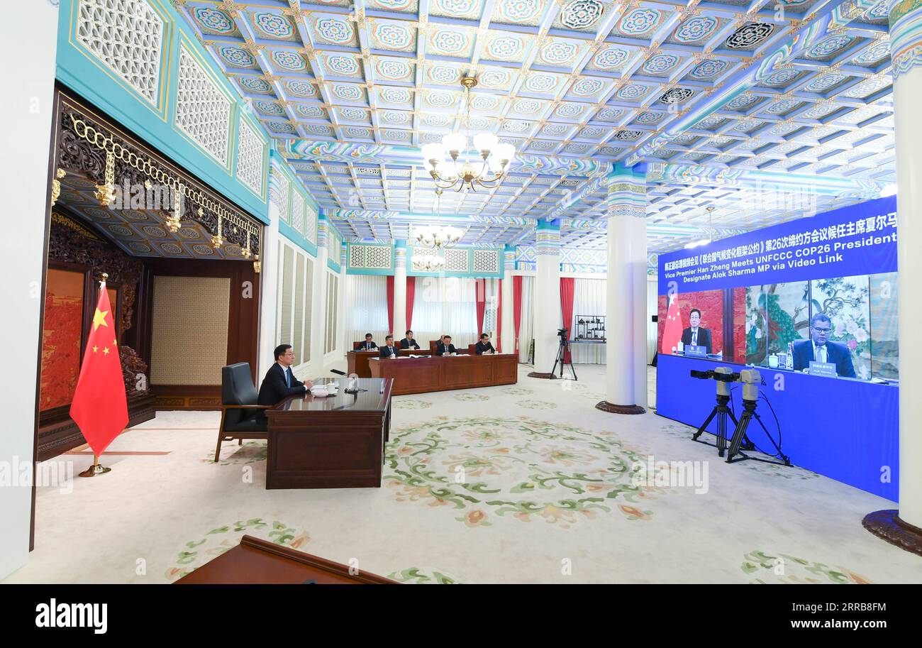 210907 -- PEKING, 7. September 2021 -- der chinesische Vize-Ministerpräsident Han Zheng, ebenfalls Mitglied des Ständigen Ausschusses des Politischen Büros des Zentralkomitees der Kommunistischen Partei Chinas, trifft sich mit Alok Sharma, designierter Präsident der Weltklimakonferenz der Vereinten Nationen 2021 COP26, über einen Videolink in Peking, der Hauptstadt Chinas, am 7. September 2021. CHINA-BEIJING-HAN ZHENGALOK SHARMA-MEETING CN ZHANGXLING PUBLICATIONXNOTXINXCHN Stockfoto