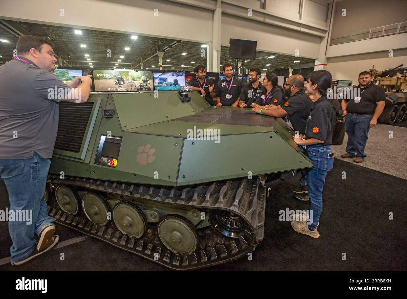 Novi, Michigan – Militärunternehmen disiplay Weapes for the U.S. Army beim Ground Vehicle Systems Engineering & Technology Symposium (GVSETS). Cl Stockfoto