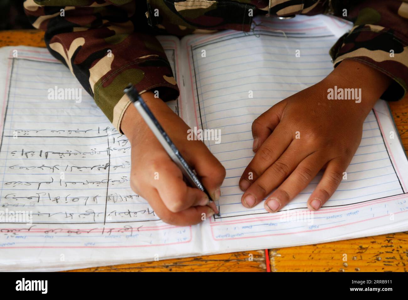 210908 -- SANAA, 8. September 2021 -- Ein Kind nimmt Notiz während einer Klasse an einer Schule in Sanaa, Jemen, am 8. September 2021. Der von der UNESCO ausgesprochene Internationale Tag der Alphabetisierung findet jedes Jahr am 8. September statt. Foto von /Xinhua YEMEN-SANAA-INT L ALPHABETISIERUNGS-TAGESSCHULKINDER MohammedxMohammed PUBLICATIONxNOTxINxCHN Stockfoto