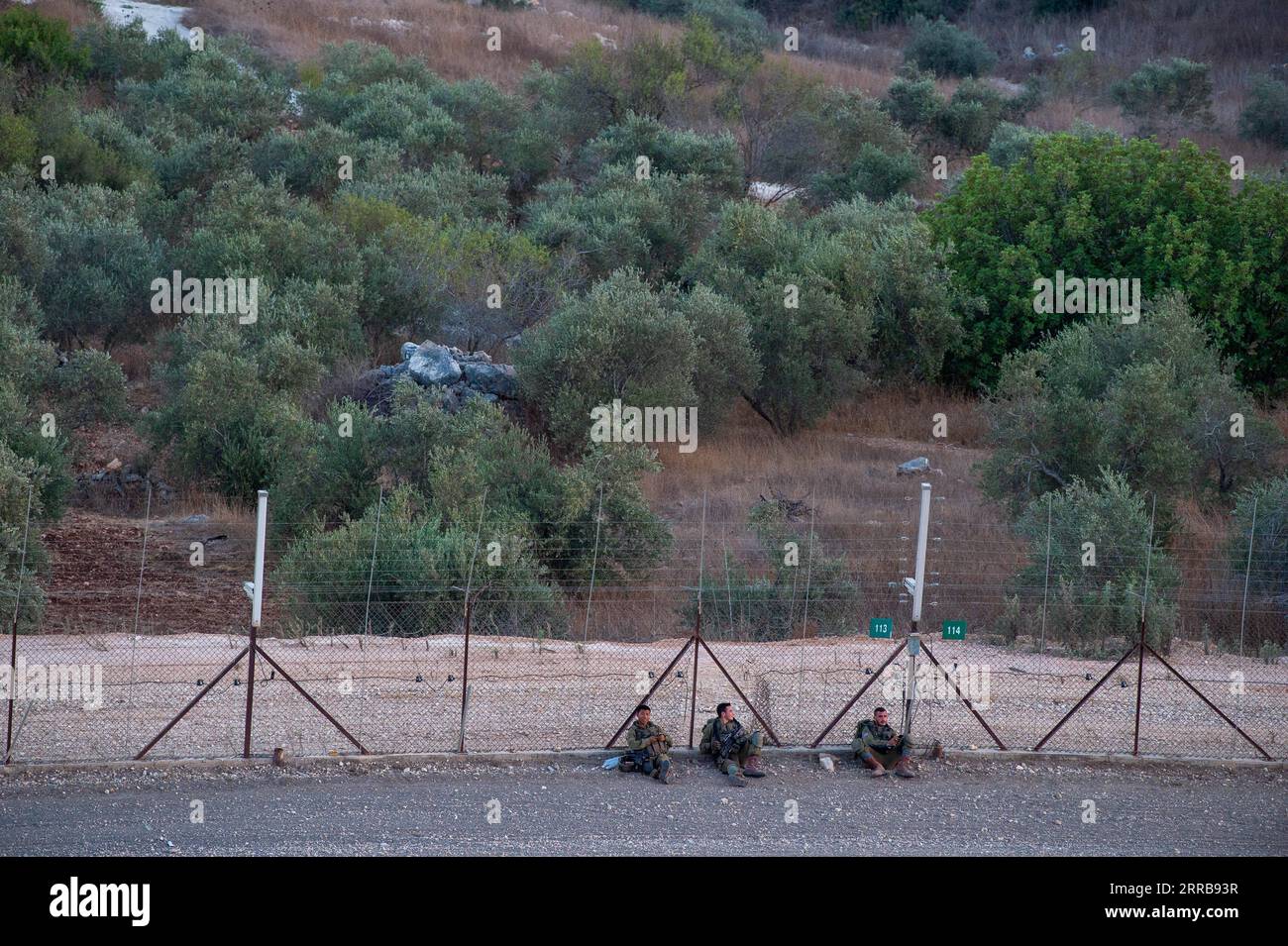 210908 -- JENIN, 8. September 2021 -- israelische Soldaten bewachen am 8. September 2021 den Sicherheitszaun in der Nähe der Westbank-Stadt Jenin. Die israelische Armee sagte am Mittwoch, dass sie die Schließung des Westjordanlands und des Gazastreifens wegen einer Fahndung nach sechs palästinensischen Flüchtlingen, die am Montag ihren Weg aus dem Gefängnis gegraben haben, verlängern werde. Foto von /JINI über Xinhua MIDEAST-JENIN-JAILBREAK VORFALL-FAHNDUNG GilxEliyahu PUBLICATIONxNOTxINxCHN Stockfoto