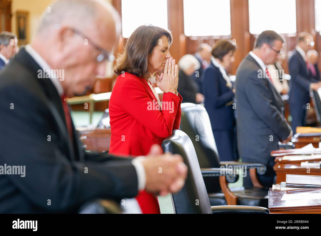 Senatorin Angela Paxton, R-McKinney, verneigt sich zu Beginn des ersten Tages des Amtsenthebungsverfahrens des texanischen Generalstaatsanwalts ihres Mannes, Ken Paxton, in den Kammern des texanischen Senats am Texas State Capitol in Austin am Dienstag, den 5. September 2023. Das Texas House, einschließlich einer Mehrheit seiner GOP-Mitglieder, stimmte im Mai dafür, Paxton wegen angeblicher Korruption zu entheben. (Juan Figueroa/Pool über die Dallas Morning News) Stockfoto