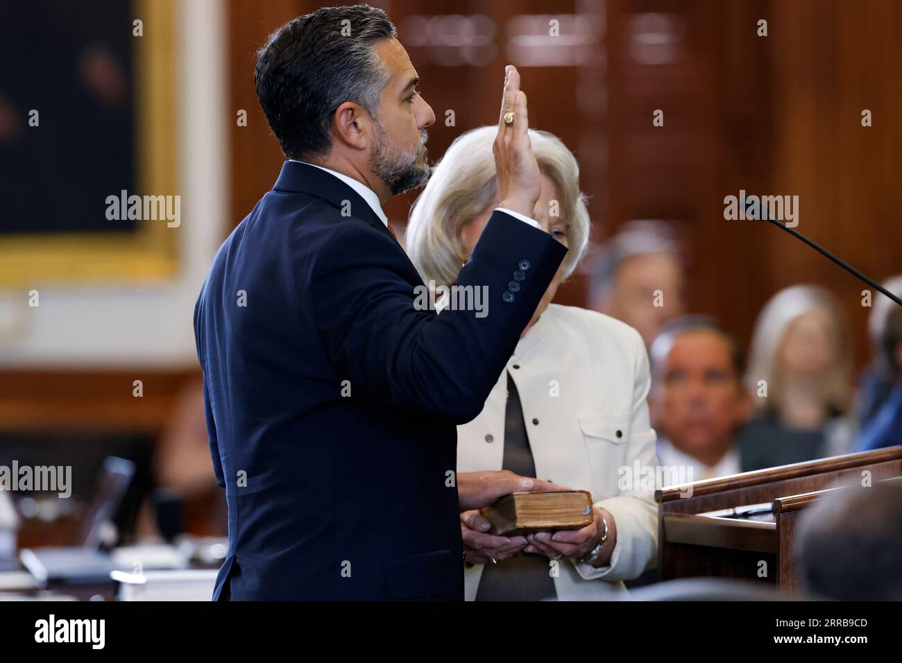 Texas Sen. César J. Blanco, D-El Paso, legt seine Hand auf die Sam Houston Bibel, als er am ersten Tag des Amtsenthebungsverfahrens von Texas Attorney General Ken Paxton im Texas State Capitol in Austin am Dienstag, 5. September 2023, vereidigt wurde. einschließlich einer Mehrheit seiner GOP-Mitglieder stimmte im Mai für die Amtsenthebung von Paxton wegen angeblicher Korruption. (Juan Figueroa/Pool über die Dallas Morning News) Stockfoto