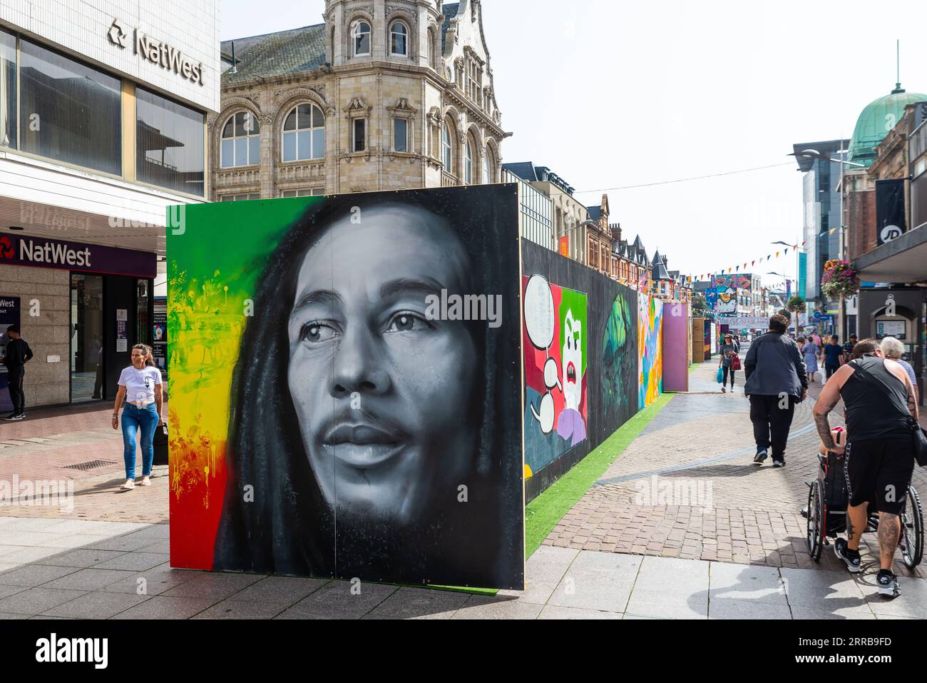 Teil der Graffiti-Kunstveranstaltung Southend City Jam am on Sea, Essex, UK. Bob Marley-ähnliches Hotel in der Einkaufsgegend der High Street Stockfoto