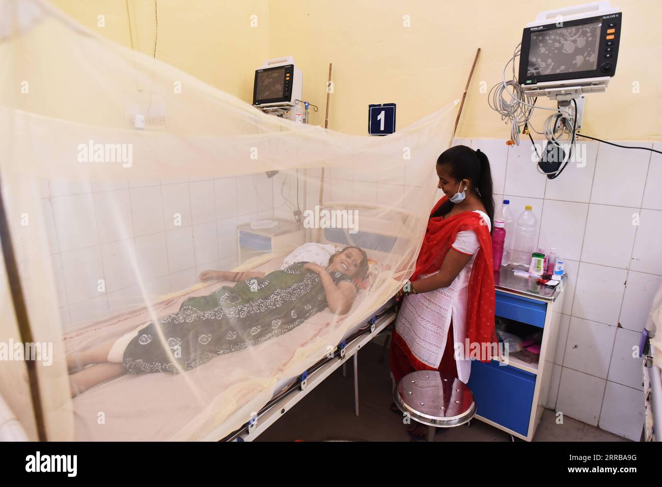 210911 -- UTTAR PRADESH, 11. September 2021 -- Ein Dengue-Patient ruht unter einem Moskitonetz in einem Regierungskrankenhaus im Bezirk Prayagraj im nördlichen indischen Bundesstaat Uttar Pradesh, 10. September 2021. Indiens bundesgesundheitsministerium sagte am Donnerstag, dass mehrere Bezirke im nördlichen Bundesstaat Uttar Pradesh gegen den Ausbruch von Virusfieber D2 Dengue kämpften. STR/Xinhua INDIA-UTTAR PRADESH-PRAYAGRAJ-DENGUE-AUSBRUCH JavedxDar PUBLICATIONxNOTxINxCHN Stockfoto