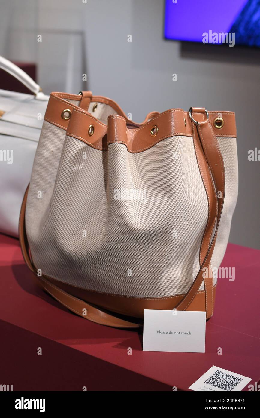 New York, USA. September 2023. Aus der Kollektion von Lauren Bacall, Hermès Chai Swift und Ecru Toile Market Bucket Bag GM Gold Hardware, 1973, EST. 1.000 – 3.000 USD, während der Fashion Icons Sale Presseveranstaltung im Sotheby's New York, NY, 7. September 2023. (Foto: Efren Landaos/SIPA USA) Credit: SIPA USA/Alamy Live News Stockfoto