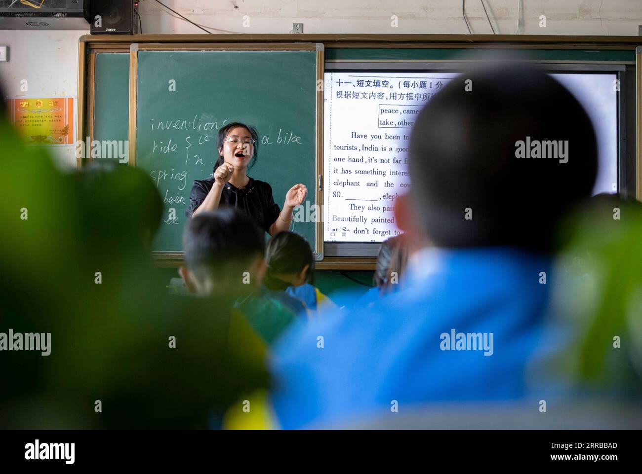 210912 -- YINCHUAN, 12. September 2021 -- Ein Lehrer gibt eine Lektion an der Tongxin Nr. 3 Middle School in der Yuwang Township im Tongxin County, nordwestchinesische Ningxia Hui Autonomous Region, 21. Juni 2021. Xinhua-Schlagzeilen: Armut, Aussteiger im ländlichen Tagebuch von Mädchen gehören der Vergangenheit an YangxZhisen PUBLICATIONxNOTxINxCHN Stockfoto