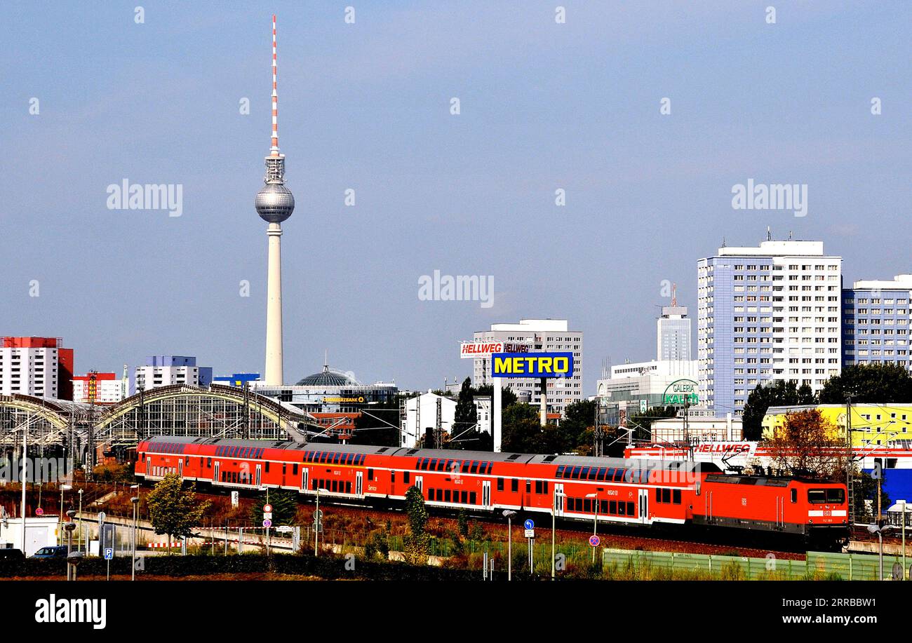 Fernsehturm und regionalen Schulen verlassen Berlin City Deutschland Stockfoto