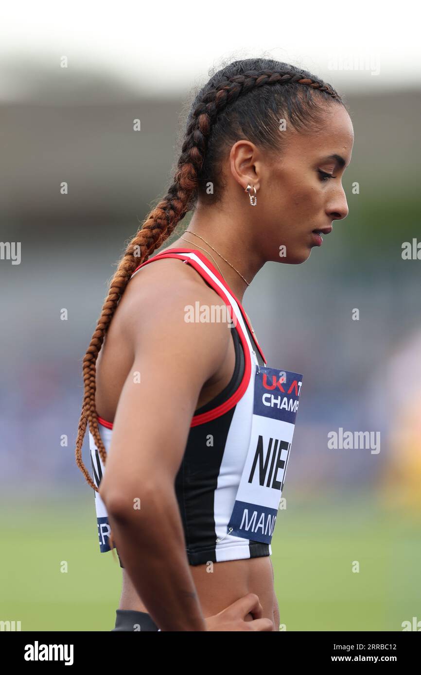 Lina NIELSEN zu Beginn der 400-m-Hürden bei der britischen Leichtathletik-Meisterschaft 2023 Stockfoto