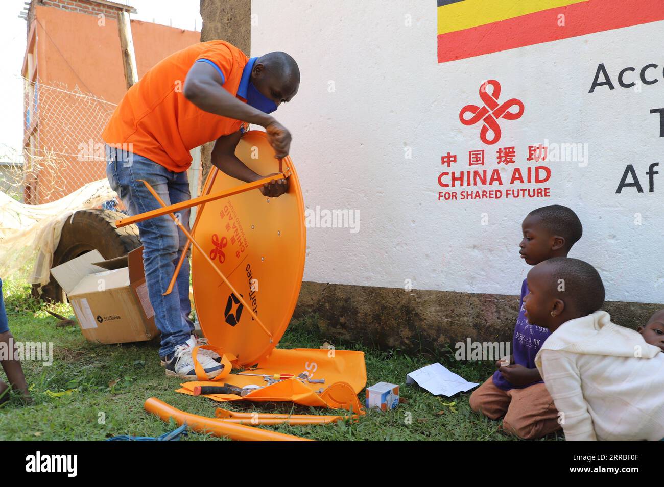 210918 -- WAKISO, 18. September 2021 -- Ein Mitarbeiter der chinesischen StarTimes bereitet sich auf die Installation des Satellitenfernsehgeräts im Dorf Bwerenga, Bezirk Wakiso, Zentralregion, Uganda, 10. September vor. 2021. das Dorf Bwerenga am Ufer des Viktoriasees in Zentral-Uganda ist eines der jüngsten Dörfer im ostafrikanischen Land, das über digitales Satellitenfernsehen mit der Welt verbunden ist. China hilft dabei, die digitale Kluft im ländlichen Uganda ZU überbrücken Uganda-WAKISO-CHINA-VILLAGE-TV-PROJEKT ZhangxGaiping PUBLICATIONxNOTxINxCHN Stockfoto