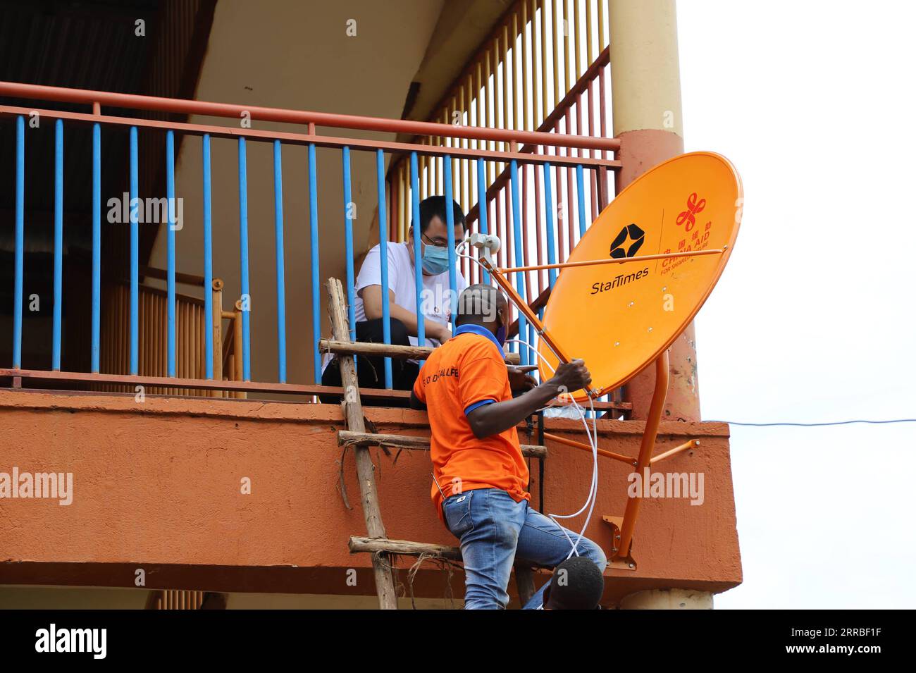 210918 -- WAKISO, 18. September 2021 -- Mitarbeiter der chinesischen StarTimes installieren das Satellitenfernsehgerät im Dorf Bwerenga, Bezirk Wakiso, Zentralregion, Uganda, 10. September, 2021. das Dorf Bwerenga am Ufer des Viktoriasees in Zentral-Uganda ist eines der jüngsten Dörfer im ostafrikanischen Land, das über digitales Satellitenfernsehen mit der Welt verbunden ist. China hilft dabei, die digitale Kluft im ländlichen Uganda ZU überbrücken Uganda-WAKISO-CHINA-VILLAGE-TV-PROJEKT ZhangxGaiping PUBLICATIONxNOTxINxCHN Stockfoto