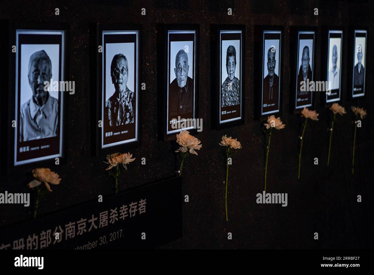 210918 -- NANJING, 18. September 2021 -- Foto aufgenommen am 18. September 2021 zeigt Bilder von Überlebenden des Massakers von Nanjing in der Gedenkhalle der Opfer des Massakers von Nanjing durch japanische Invasoren in Nanjing, der Hauptstadt der ostchinesischen Provinz Jiangsu. Die Gedenkhalle hielt am Samstag eine Zeremonie ab, um an die Überlebenden des Nanjing-Massakers zu gedenken, die in diesem Jahr verstorben sind. Gegenwärtig ist die Zahl der registrierten Überlebenden des Massakers auf 64 zurückgegangen. CHINA-JIANGSU-NANJING-MASSAKER-GEDENKFEIER CN LIXBO PUBLICATIONXNOTXINXCHN Stockfoto