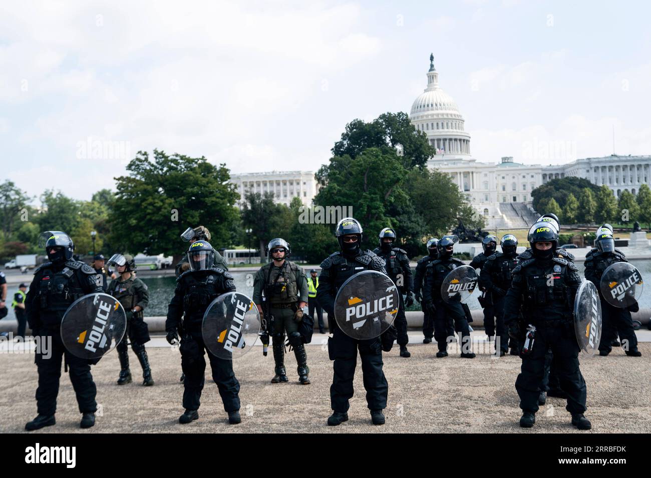 210919 -- WASHINGTON, 19. September 2021 -- Polizeiwache in der Nähe des Kapitolgebäudes während einer rechten Kundgebung in Washington, D.C., USA, am 18. September 2021. Am Samstag fand eine scharf geschrumpfte rechtsgerichtete Kundgebung friedlich vor dem langen Zaun des Kapitols statt, während die Polizei auf hohe Alarmbereitschaft und die Medien auf dem Vormarsch waren und über die Behandlung der Randalierer des Kapitols am 6. Januar schrien. ZUM Mitmachen: Die rechte Kundgebung in der Nähe des Kapitols der Vereinigten Staaten schrumpft unter hoher Polizeialarmierung in den Vereinigten Staaten von WASHINGTON, D.C., und die RECHTE KUNDGEBUNG LiuxJie PUBLICATIONxNOTxINxCHN Stockfoto