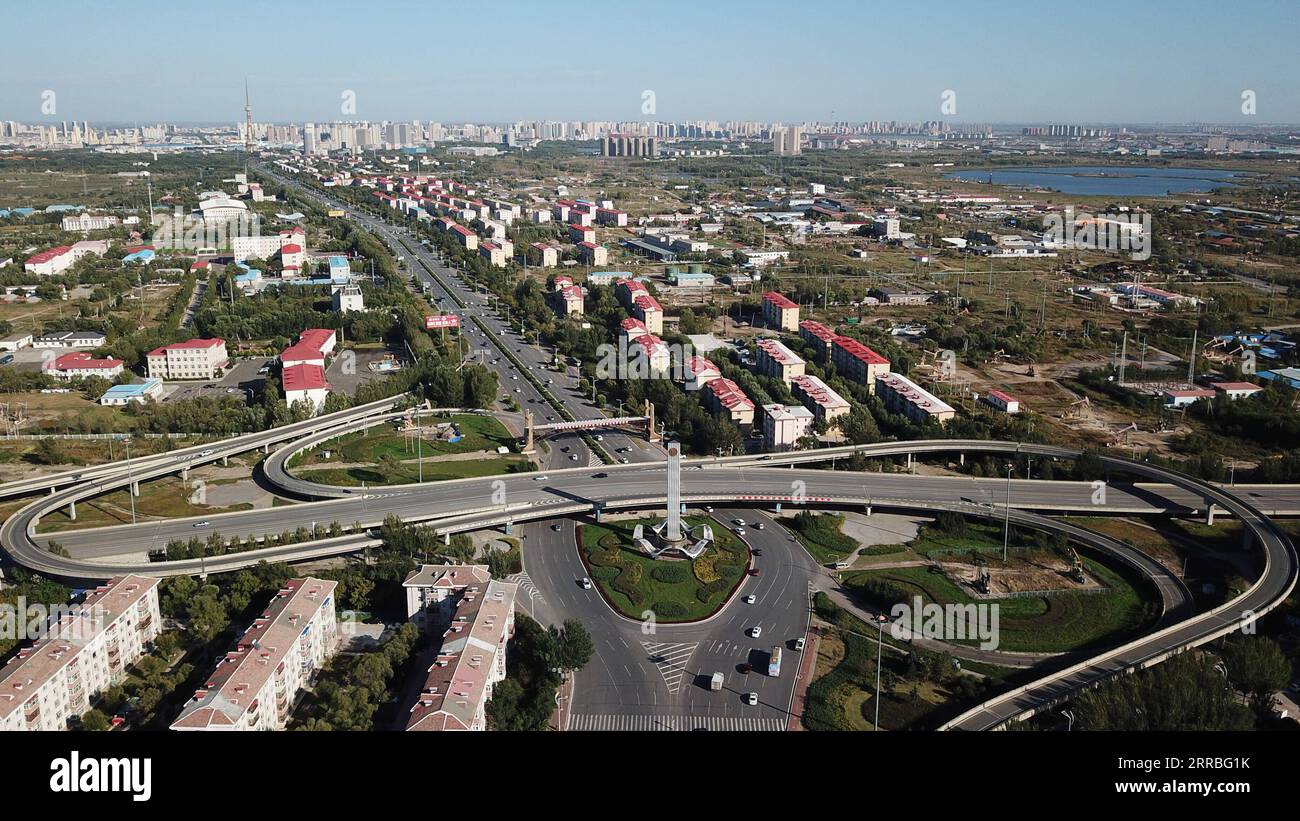 210920 -- DAQING, 20. September 2021 -- Luftaufnahme, aufgenommen am 17. September 2021, zeigt ein Denkmal und den Stadtanblick von Daqing, nordöstliche chinesische Provinz Heilongjiang. Das chinesische Ölfeld Daqing kündigte am 25. August die Entdeckung eines großen Schieferölfeldes mit prognostizierten geologischen Reserven von etwa 1,27 Milliarden Tonnen an. Daqing Oilfield wurde 1959 entdeckt und hat einen bedeutenden Beitrag zu Chinas modernem System der Erdölindustrie geleistet. Außerdem werden in den letzten Jahren die Anstrengungen zur Verbesserung der ökologischen Umwelt intensiviert. CHINA-HEILONGJIANG-DAQING-LUFTAUFNAHME CN WANGXJIANWEI PUBLICATIONXNOTXINXCHN Stockfoto