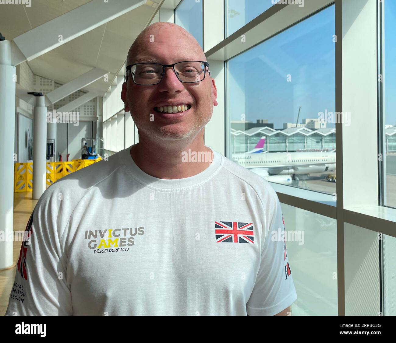 Paul Case, 44, ein Lehrassistent in Cornwall, der zum ersten Mal bei den Invictus Games am Flughafen Birmingham vor ihrem Flug nach Düsseldorf für die sechsten Invictus Games antreten wird. Bilddatum: Donnerstag, 7. September 2023. Stockfoto