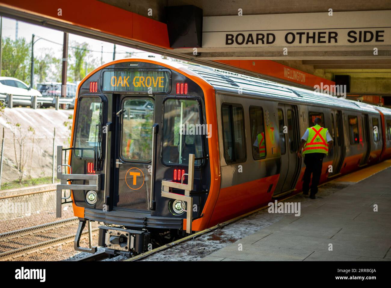 210921 -- PEKING, 21. September 2021 -- Ein neuer Zug der Orange Line, hergestellt von der China Railway Rolling Stock Corporation CRRC, ist auf Wellington Yard in Medford, einem Wohn- und Industrievorort von Boston, den Vereinigten Staaten, am 15. Mai 2018 abgebildet. Xinhua Schlagzeilen: Neue Trends zeigen, wohin die Zusammenarbeit zwischen China und den USA LixMuzi PUBLICATIONxNOTxINxCHN führt Stockfoto