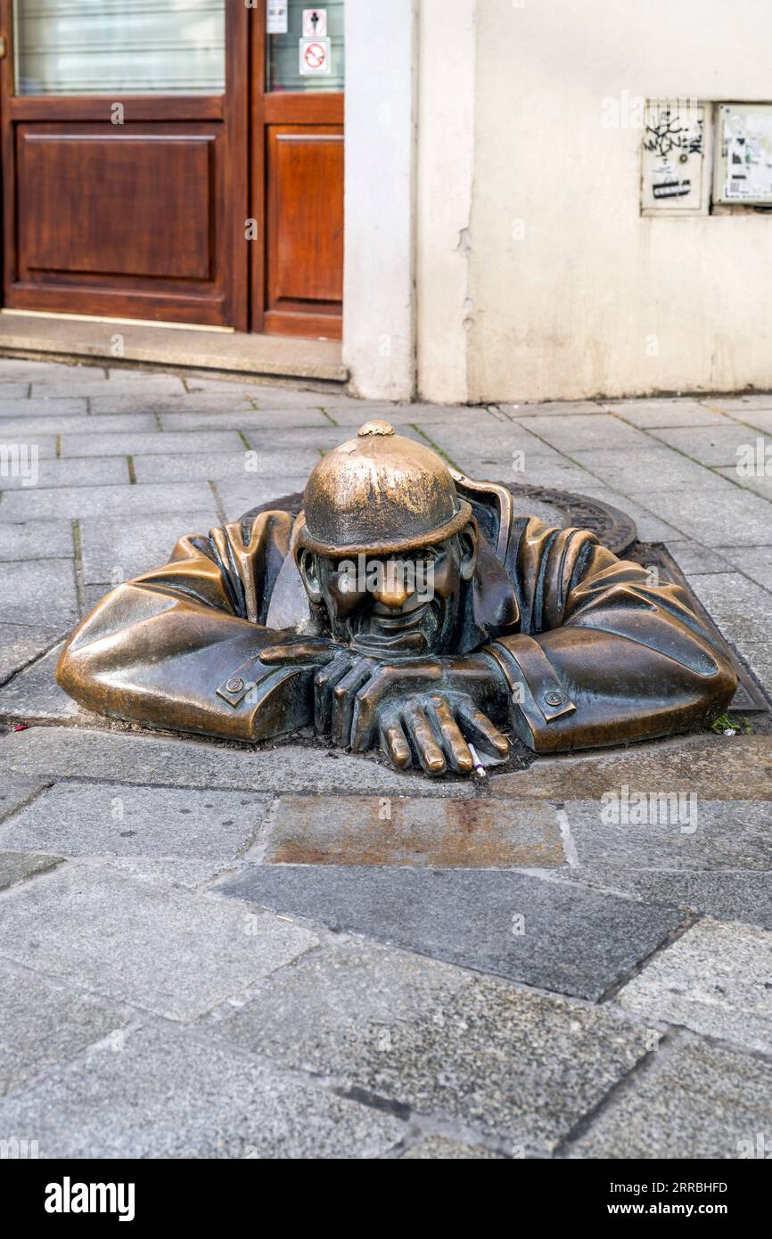 Bronzestatue Cumil (Mann bei der Arbeit), Bratislava, Slowakei Stockfoto