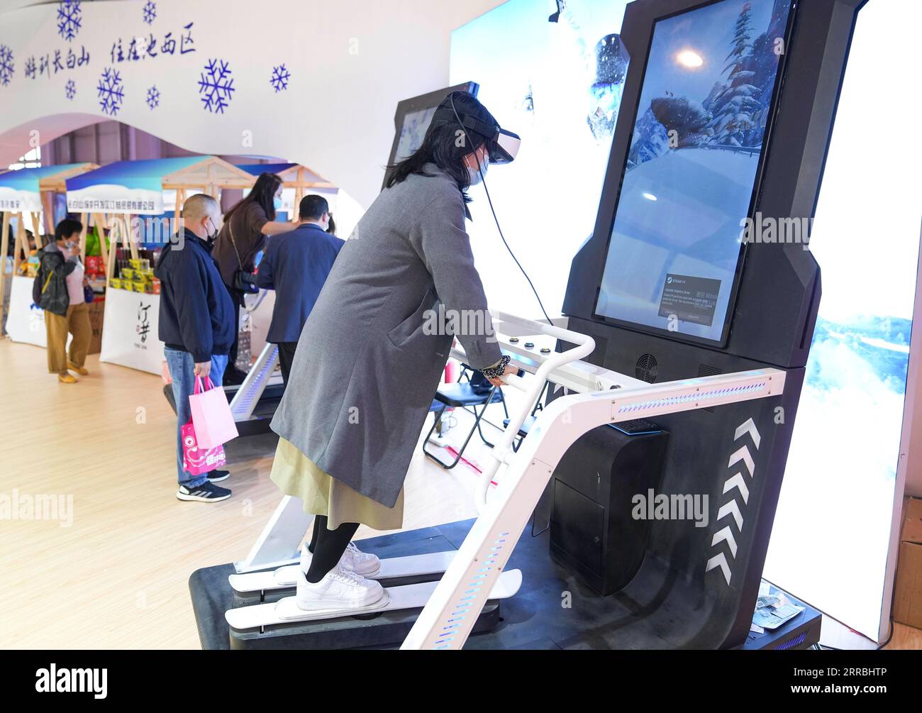 210924 -- CHANGCHUN, 24. September 2021 -- Ein Besucher erlebt ein VR-Skispiel auf der 13. China-Nordostasien-Expo in Changchun, nordöstliche chinesische Provinz Jilin, am 24. September 2021. Die 13. China-Northeast Asia Expo findet vom 23. Bis 27. September online und offline in Changchun, der Hauptstadt der nordöstlichen Provinz Jilin, statt. CHINA-JILIN-CHANGCHUN-CHINA-NORDOSTASIEN EXPO CN XUXCHANG PUBLICATIONXNOTXINXCHN Stockfoto