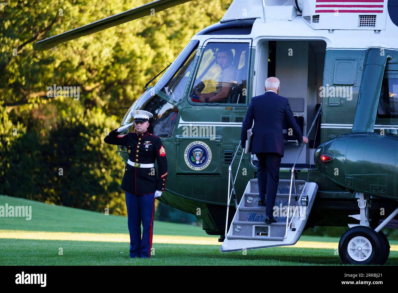 210925 -- WASHINGTON, D.C., 25. September 2021 -- US-Präsident Joe Biden verlässt Marine One am 24. September 2021 aus dem Weißen Haus in Washington D.C., USA. Das US-Handelsministerium gab am Freitag bekannt, dass es die so genannte Section 232-Untersuchung eingeleitet hat, um die Auswirkungen der Einfuhren von Neodym-Eisen-Bor-NdFeB-Permanentmagneten auf die nationale Sicherheit der USA zu ermitteln. NdFeB-Permanentmagnete sind wesentliche Komponenten kritischer Infrastrukturen, einschließlich Elektrofahrzeugen und Windturbinen. Sie werden auch in Computerfestplatten, Audiogeräten und Magnetresonanztomographie verwendet Stockfoto 210925 -- WASHINGTON, D.C., 25. September 2021 -- US-Präsident Joe Biden verlässt Marine One am 24. September 2021 aus dem Weißen Haus in Washington D.C., USA. Das US-Handelsministerium gab am Freitag bekannt, dass es die so genannte Section 232-Untersuchung eingeleitet hat, um die Auswirkungen der Einfuhren von Neodym-Eisen-Bor-NdFeB-Permanentmagneten auf die nationale Sicherheit der USA zu ermitteln. NdFeB-Permanentmagnete sind wesentliche Komponenten kritischer Infrastrukturen, einschließlich Elektrofahrzeugen und Windturbinen. Sie werden auch in Computerfestplatten, Audiogeräten und Magnetresonanztomographie verwendet Stockfoto