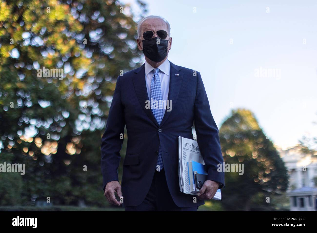 210925 -- WASHINGTON, D.C., 25. September 2021 -- US-Präsident Joe Biden spricht mit der Presse auf dem South Lawn, bevor er am 24. September 2021 das Weiße Haus über Marine One in Washington, D.C. verließ. Das US-Handelsministerium gab am Freitag bekannt, dass es die so genannte Section 232-Untersuchung eingeleitet hat, um die Auswirkungen der Einfuhren von Neodym-Eisen-Bor-NdFeB-Permanentmagneten auf die nationale Sicherheit der USA zu ermitteln. NdFeB-Permanentmagnete sind wesentliche Komponenten kritischer Infrastrukturen, einschließlich Elektrofahrzeugen und Windturbinen. Sie werden auch in Computerfestplatten, A, verwendet Stockfoto 210925 -- WASHINGTON, D.C., 25. September 2021 -- US-Präsident Joe Biden spricht mit der Presse auf dem South Lawn, bevor er am 24. September 2021 das Weiße Haus über Marine One in Washington, D.C. verließ. Das US-Handelsministerium gab am Freitag bekannt, dass es die so genannte Section 232-Untersuchung eingeleitet hat, um die Auswirkungen der Einfuhren von Neodym-Eisen-Bor-NdFeB-Permanentmagneten auf die nationale Sicherheit der USA zu ermitteln. NdFeB-Permanentmagnete sind wesentliche Komponenten kritischer Infrastrukturen, einschließlich Elektrofahrzeugen und Windturbinen. Sie werden auch in Computerfestplatten, A, verwendet Stockfoto