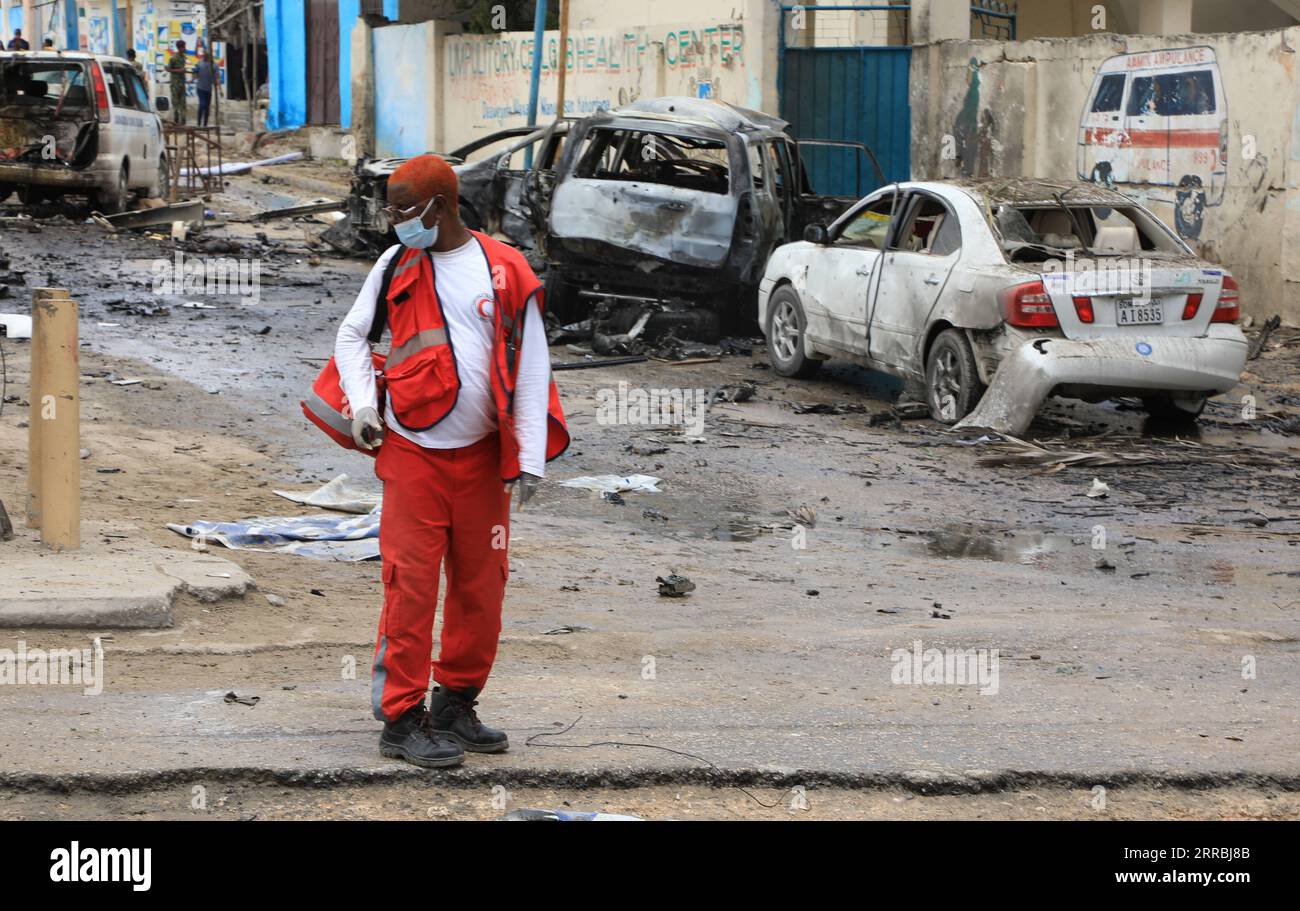 210925 -- MOGADISHU, 25. September 2021 -- Foto aufgenommen am 25. September 2021 zeigt den Tatort eines Selbstmordattentats in Mogadishu, Somalia. Sieben Menschen wurden getötet und neun weitere verwundet, nachdem ein Selbstmordbomber am Samstag an der El-Gab-Kreuzung in der Nähe des Präsidentenpalastes Sprengstoff explodierte, teilte die Polizei mit. Foto von Hassan Bashi/Xinhua SOMALIA-MOGADISCHU-SELBSTMORDANSCHLAG AUF HaxSangbaxi PUBLICATIONxNOTxINxCHN Stockfoto