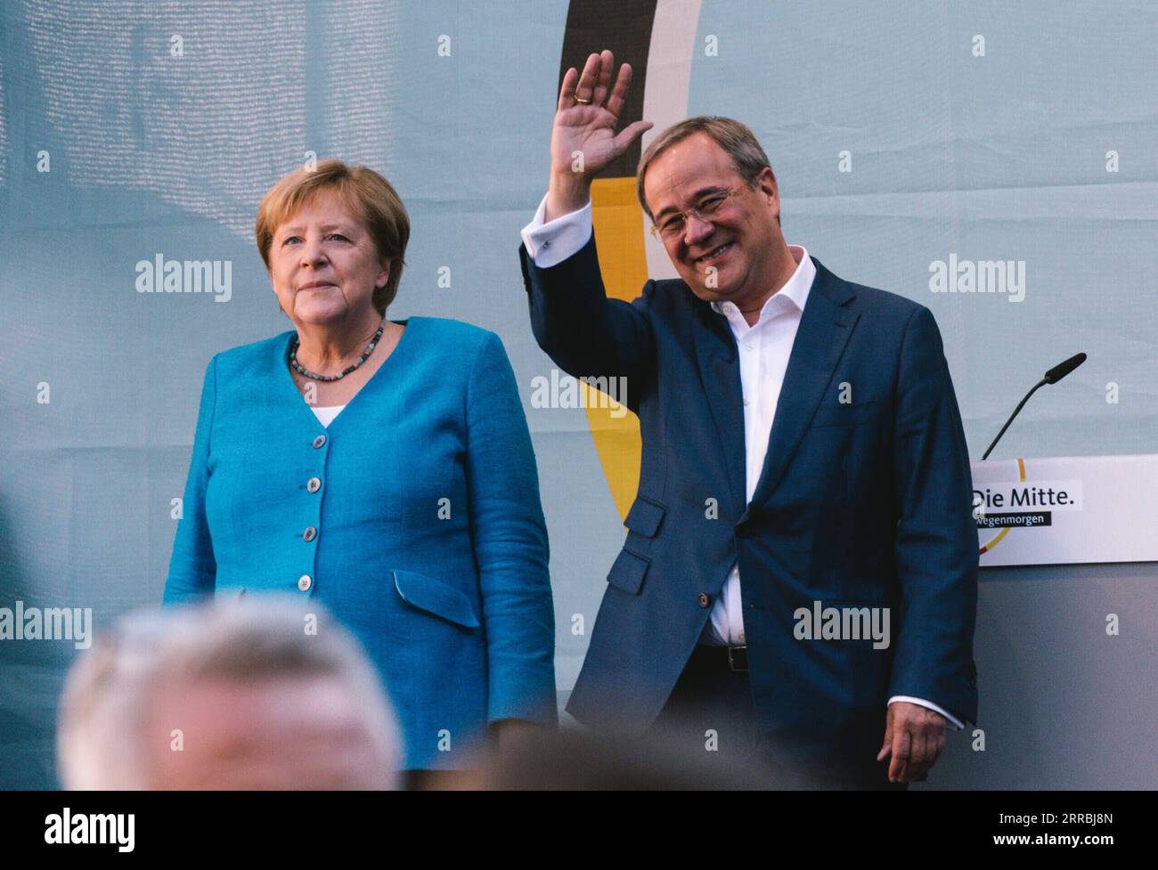 210925 -- AACHEN, 25. September 2021 -- Bundeskanzlerin Angela Merkel L und Armin Laschet, CDU-Vorsitzende und Kanzlerkandidat der CDU/CSU, nehmen an einer Wahlkampagne der CDU zur Bundestagswahl in Aachen, 25. September 2021, Teil. Foto von /Xinhua DEUTSCHLAND-AACHEN-CDU-WAHLKAMPF TangxYing PUBLICATIONxNOTxINxCHN Stockfoto
