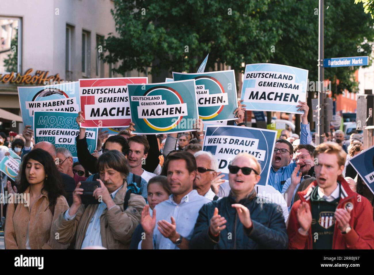 210925 -- AACHEN, 25. September 2021 -- Menschen nehmen an einer Wahlkundgebung der CDU zur Bundestagswahl in Aachen, 25. September 2021, Teil. Foto von /Xinhua DEUTSCHLAND-AACHEN-CDU-WAHLKAMPF TangxYing PUBLICATIONxNOTxINxCHN Stockfoto