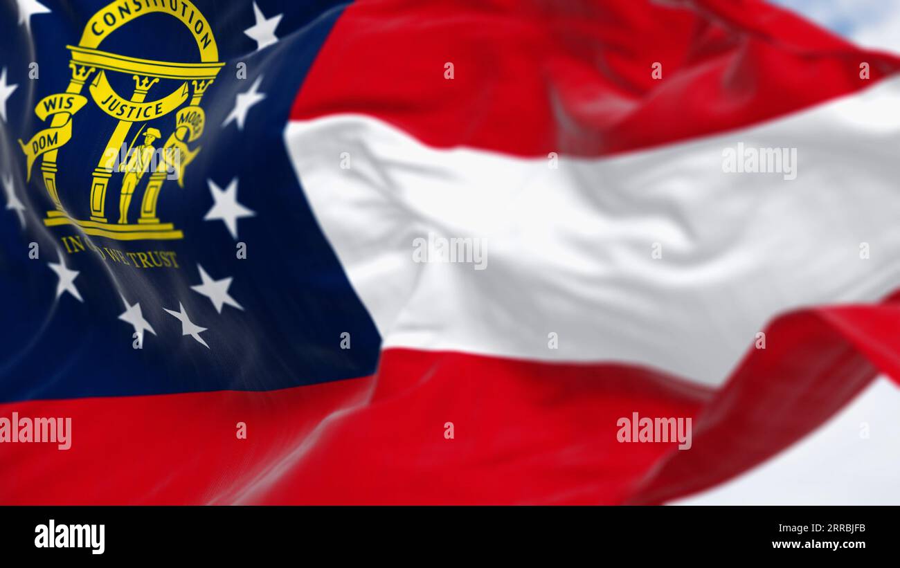Nahaufnahme der georgischen Staatsflagge, die an einem klaren Tag im Wind winkt. Rote, weiße, rote Streifen. Blauer Kanton mit 13 Sternen und Wappen. 3D-Abbildung Stockfoto