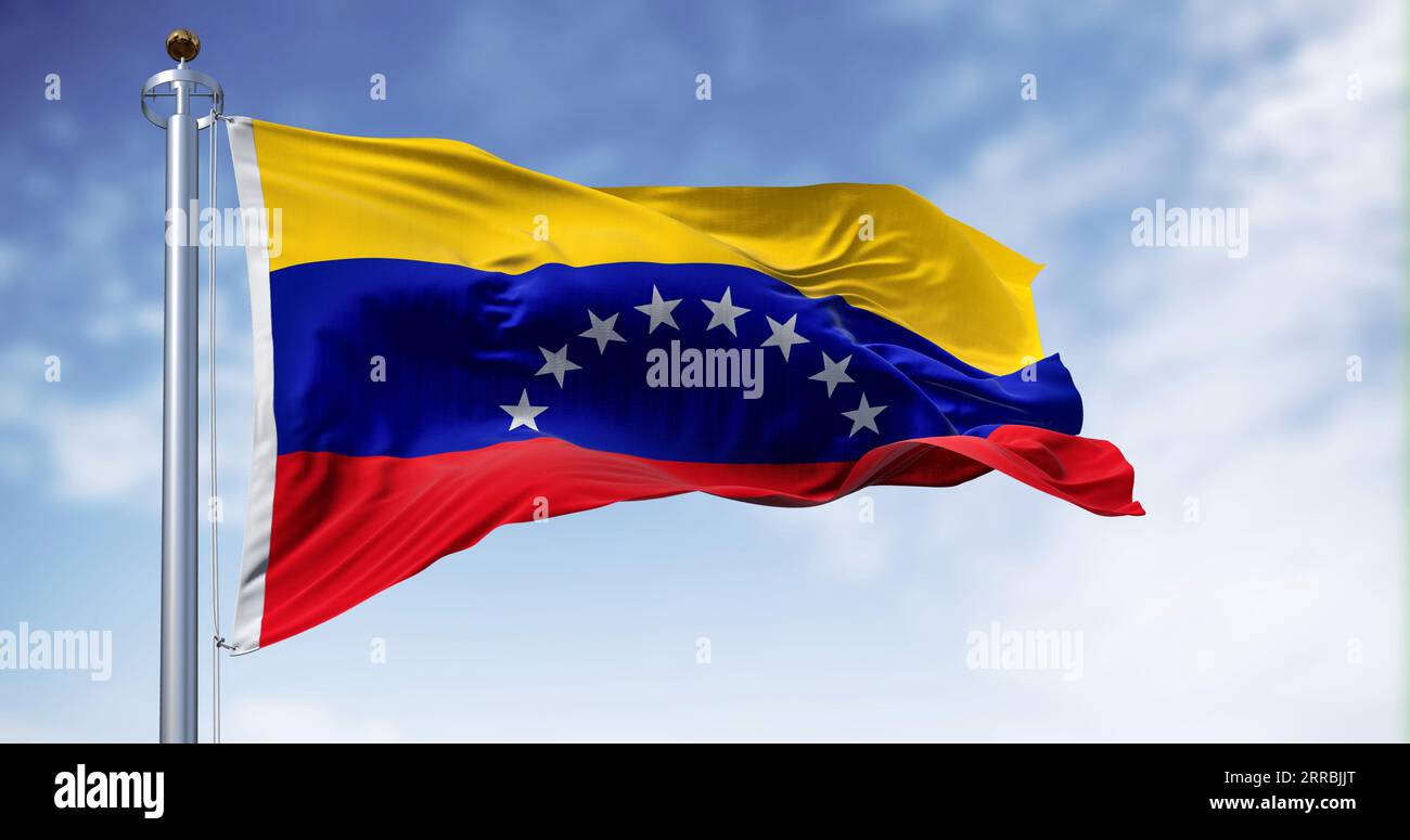 Die venezolanische Nationalflagge weht an einem klaren Tag im Wind. Trikolore von Gelb, Blau und Rot mit einem Bogen von acht weißen fünfzackigen Sternen im Zentrum Stockfoto