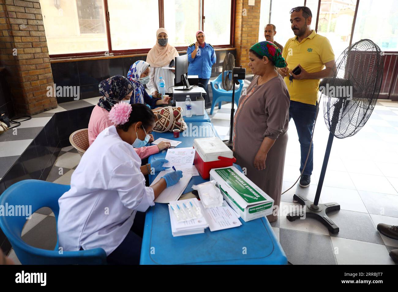 210926 -- KAIRO, 26. September 2021 -- medizinische Mitarbeiter registrieren sich für Menschen, die auf einen COVID-19-Impfstoff warten, im Rod El Farag Youth Center in Kairo, Ägypten, 26. September 2021. Ägypten eröffnete am Sonntag ein Jugendzentrum in jeder Provinz, um Menschen mit COVID-19-Impfstoff zu impfen, um seine Impfkampagne voranzutreiben. ÄGYPTEN-KAIRO-JUGENDZENTRUM-IMPFUNG AhmedxGomaa PUBLICATIONxNOTxINxCHN Stockfoto