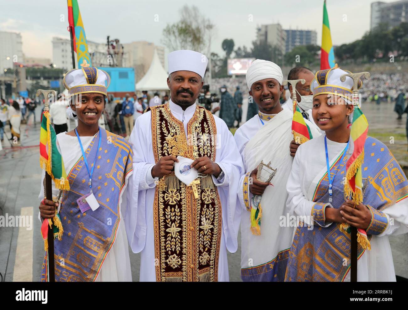 210927 -- ADDIS ABEBA, 27. September 2021 -- Menschen versammeln sich anlässlich des Meskel Festivals in Addis Abeba, Hauptstadt Äthiopiens, 26. September 2021. Äthiopisch-orthodoxe Christen feierten am Sonntag den zweitägigen Meskel, die Entdeckung des Wahren Kreuzes, mit verschiedenen religiösen und kulturellen Aktivitäten. ATHIOPIEN-ADDIS ABEBA-MESKEL FESTIVAL-CELEBRATIONS WANGXPING PUBLICATIONXNOTXINXCHN Stockfoto