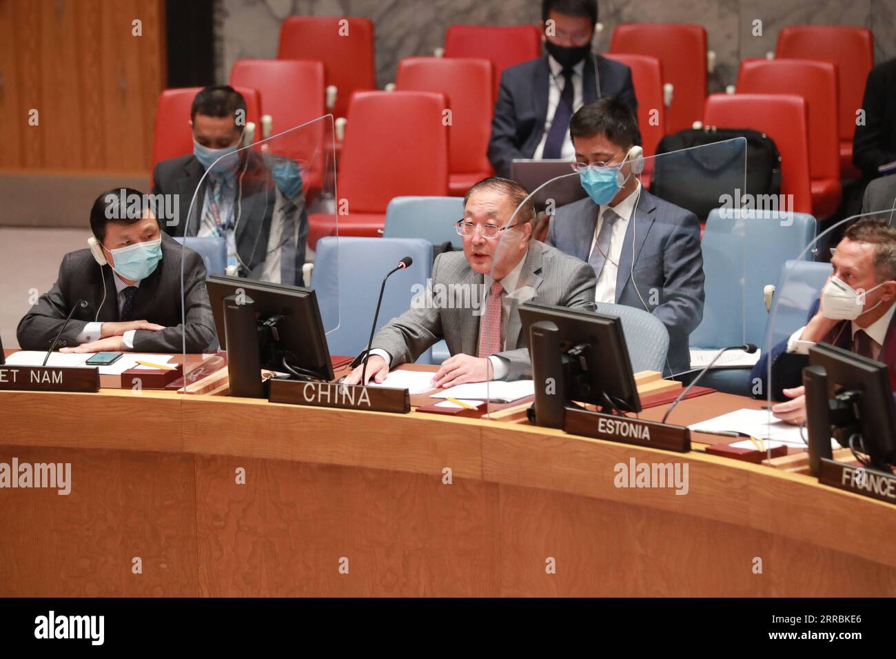 210928 -- VEREINTEN NATIONEN, 28. September 2021 -- Zhang Jun, der ständige Vertreter Chinas bei den Vereinten Nationen, spricht auf einer Sitzung des Sicherheitsrats über den Vertrag über das umfassende Verbot von Nuklearversuchen CTBT im UN-Hauptquartier in New York, 27. September 2021. Zhang hat auf der Sitzung am Montag zugesagt, dass China weiterhin zum Inkrafttreten des CTBT beitragen wird. UN-SICHERHEITSRAT-CTBT-CHINESISCHER GESANDTER XIEXE PUBLICATIONXNOTXINXCHN Stockfoto