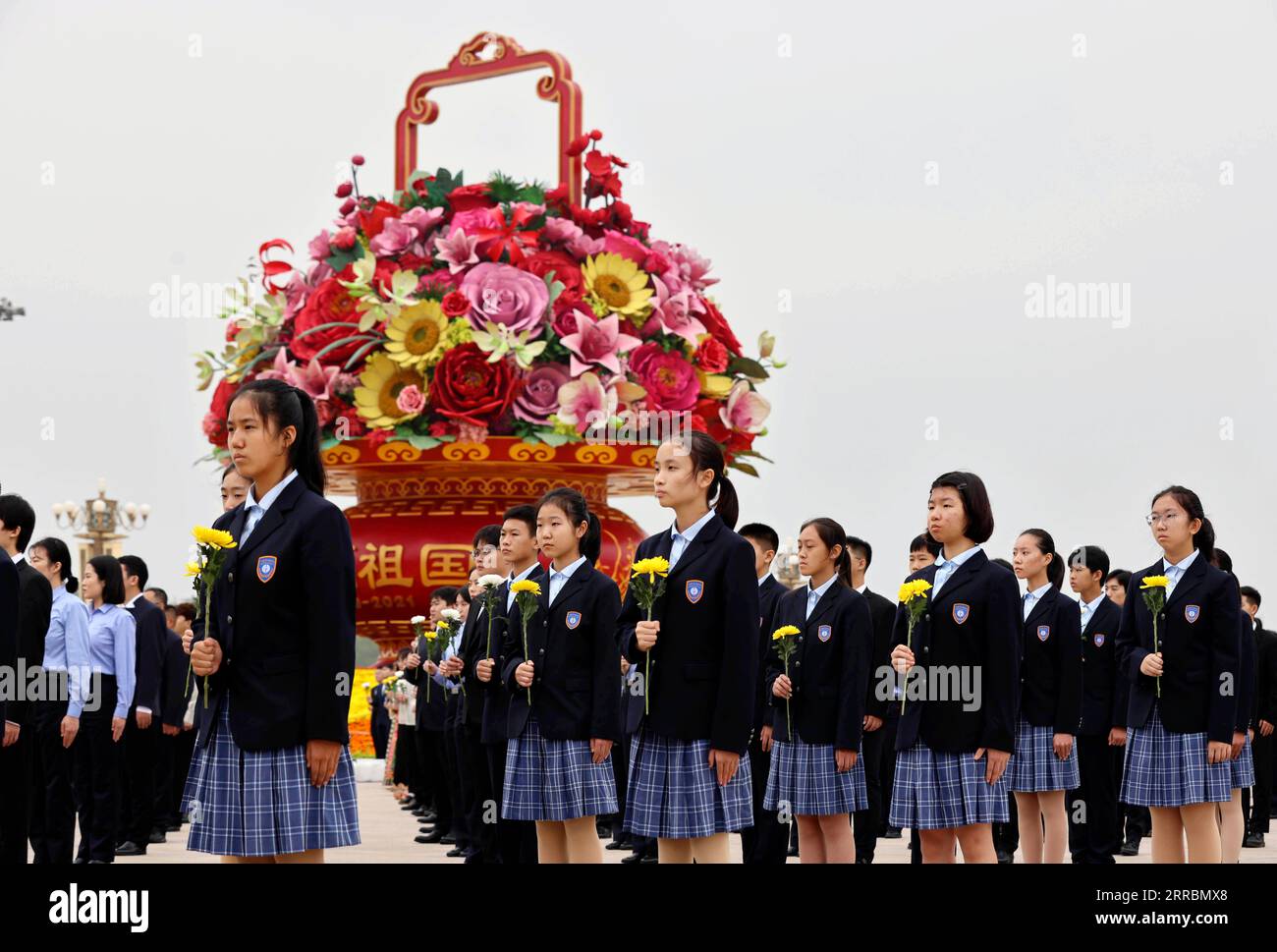 210930 -- PEKING, 30. September 2021 -- Auf dem Tian-Anmen-Platz wird anlässlich des Märtyrertages in Peking, der Hauptstadt von China, am 30. September 2021 Eine Zeremonie abgehalten, die gefallenen nationalen Helden Eine florale Hommage darbietet. CHINA-PEKING-MÄRTYRER TAG ZEREMONIE CN LIUXWEIBING PUBLICATIONXNOTXINXCHN Stockfoto