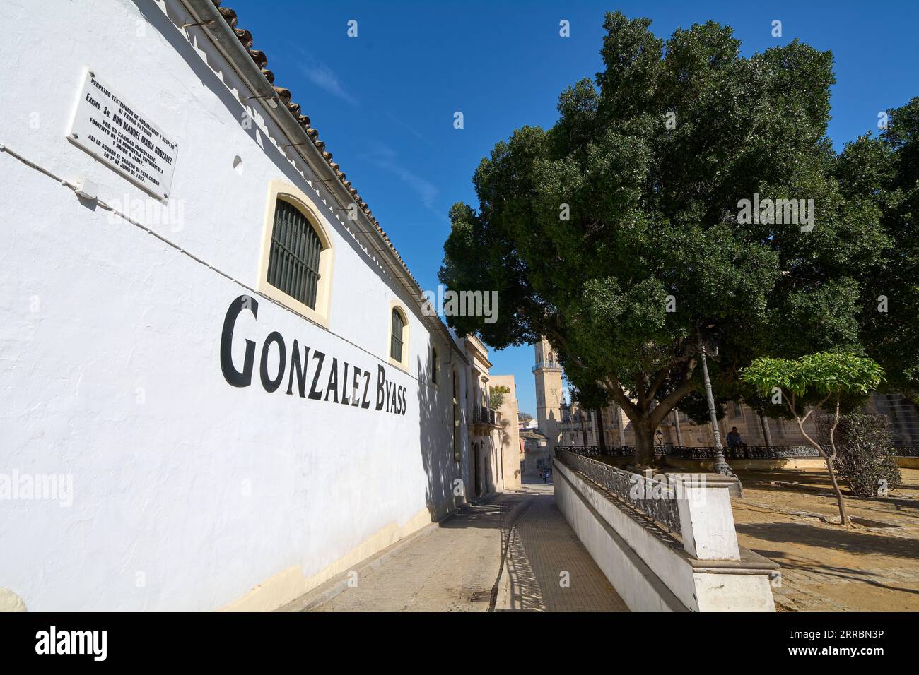 Jerez de la Frontera, Spanien - 7. September 2023: Blick auf eine der Fassaden von Bodega Gonzalez Byass mit seinem charakteristischen Zeichen. Stockfoto