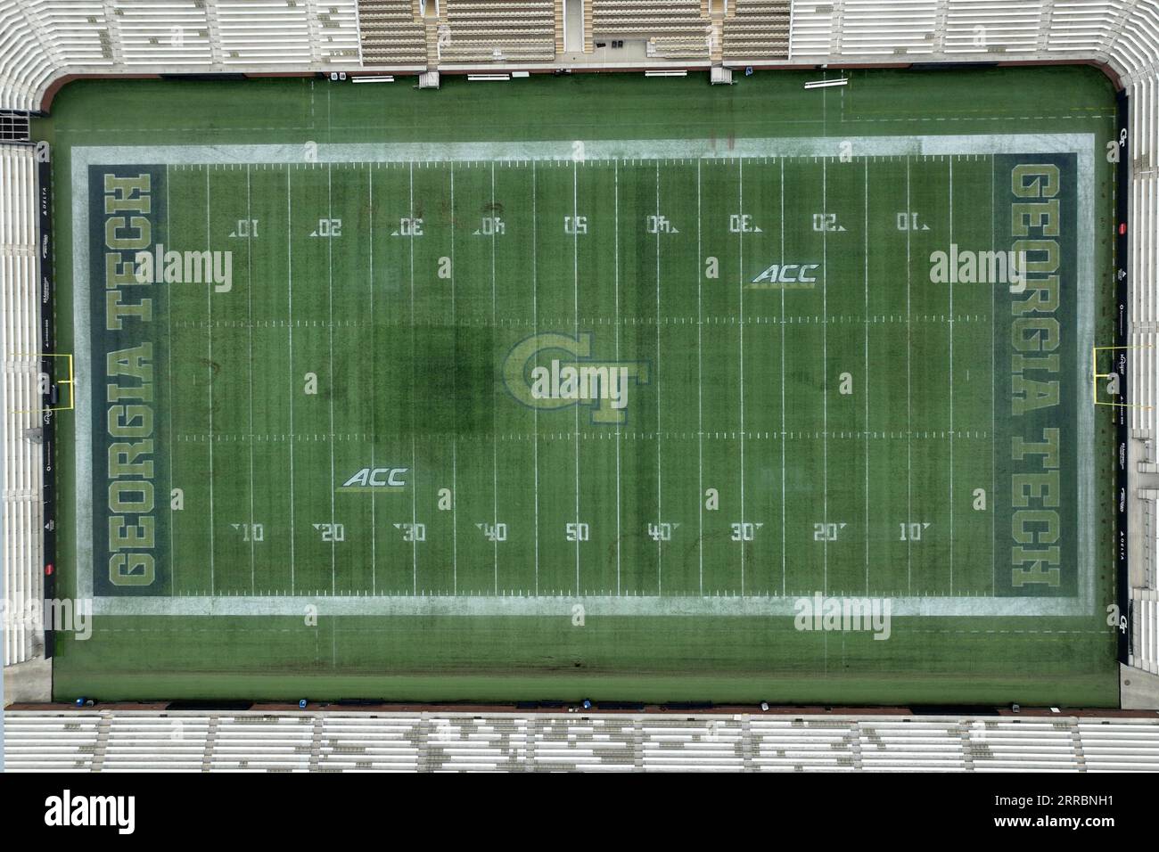 Eine allgemeine Gesamtansicht des Georgia Tech Yellowjacken-Logos auf dem Mittelfeld des Fußballfeldes im Bobby Dodd Stadium im Historic Grant Field am Georgia Institute of Technology, Sonntag, 29. Januar 2023, in Atlanta. Stockfoto