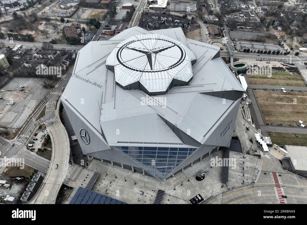 Allgemeine Luftaufnahme des Mercedes-Benz Stadions am Sonntag, 29. Januar 2023, in Atlanta. Stockfoto