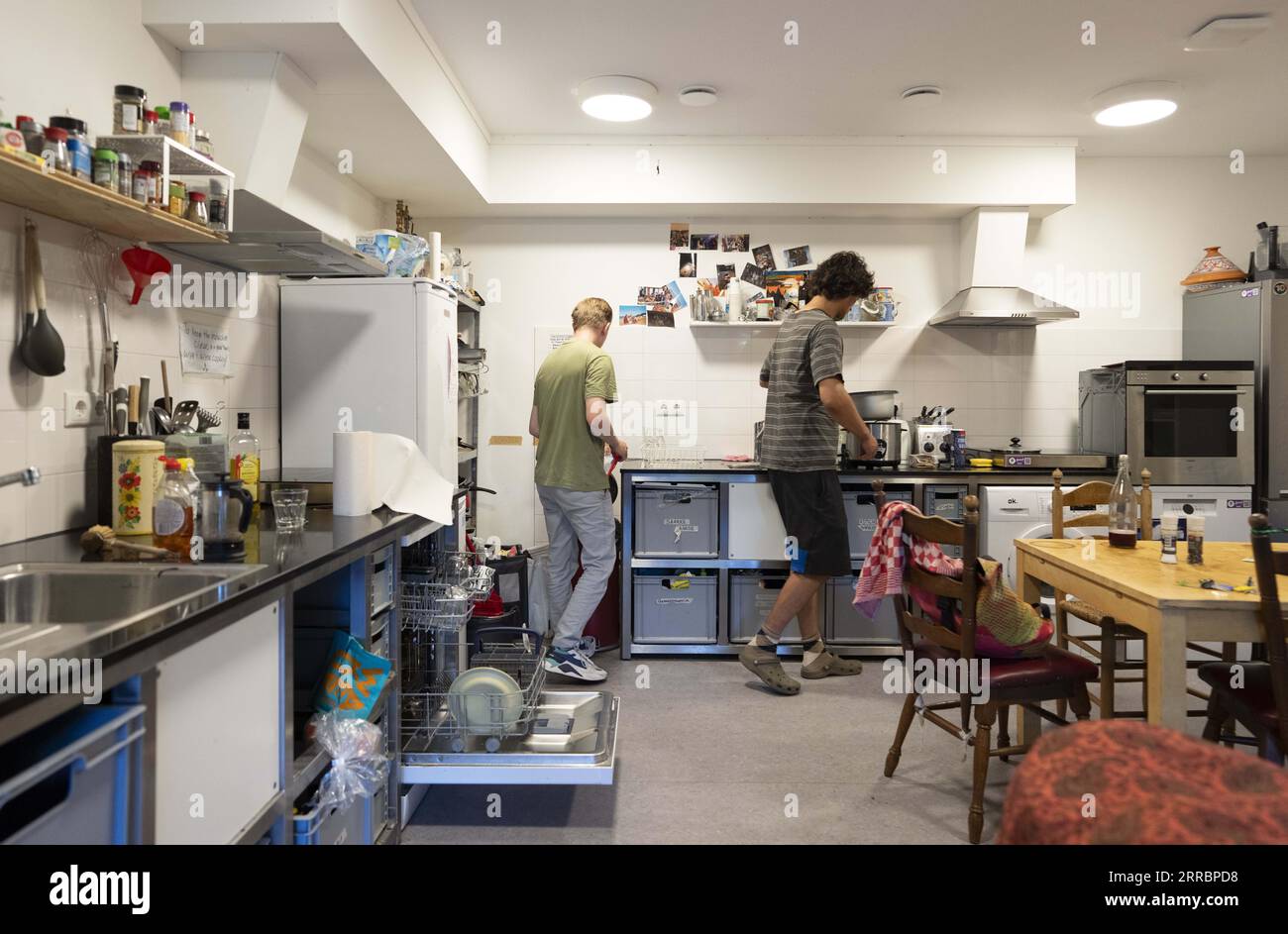 UTRECHT - Studenten in ihrem Haus in Utrecht. Niederländische Studenten ziehen immer seltener in Zimmer um. Sie entscheiden sich häufiger, bei ihren Eltern zu leben. Dies ist auf einen Mangel an Wohnraum zurückzuführen, es gibt einfach keine Zimmer, in denen man wohnen kann. Und wenn diese Zimmer verfügbar sind, sind sie oft nicht erschwinglich. Das Darlehenssystem spielt auch eine Rolle bei der Entscheidung. ANP FREEK VAN DEN BERGH niederlande raus - belgien raus Stockfoto