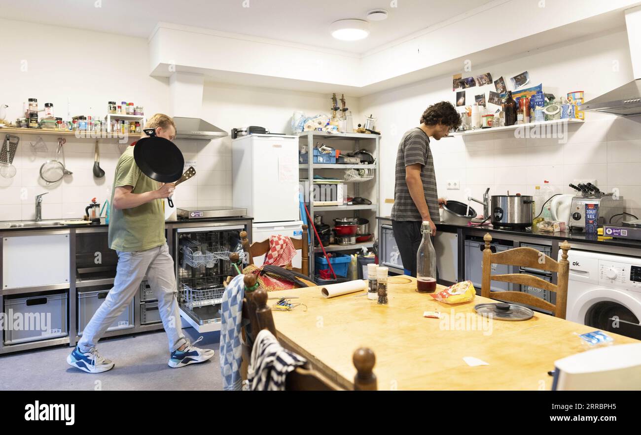 UTRECHT - Ein Studentenheim in Utrecht. Niederländische Studenten ziehen immer seltener in Zimmer um. Sie entscheiden sich häufiger, bei ihren Eltern zu leben. Dies ist auf einen Mangel an Wohnraum zurückzuführen, es gibt einfach keine Zimmer, in denen man wohnen kann. Und wenn diese Zimmer verfügbar sind, sind sie oft nicht erschwinglich. Das Darlehenssystem spielt auch eine Rolle bei der Entscheidung. ANP FREEK VAN DEN BERGH niederlande raus - belgien raus Stockfoto