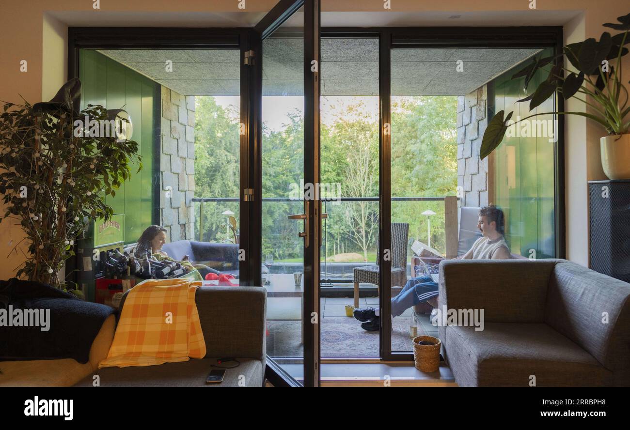 UTRECHT - Ein Studentenheim in Utrecht. Niederländische Studenten ziehen immer seltener in Zimmer um. Sie entscheiden sich häufiger, bei ihren Eltern zu leben. Dies ist auf einen Mangel an Wohnraum zurückzuführen, es gibt einfach keine Zimmer, in denen man wohnen kann. Und wenn diese Zimmer verfügbar sind, sind sie oft nicht erschwinglich. Das Darlehenssystem spielt auch eine Rolle bei der Entscheidung. ANP FREEK VAN DEN BERGH niederlande raus - belgien raus Stockfoto