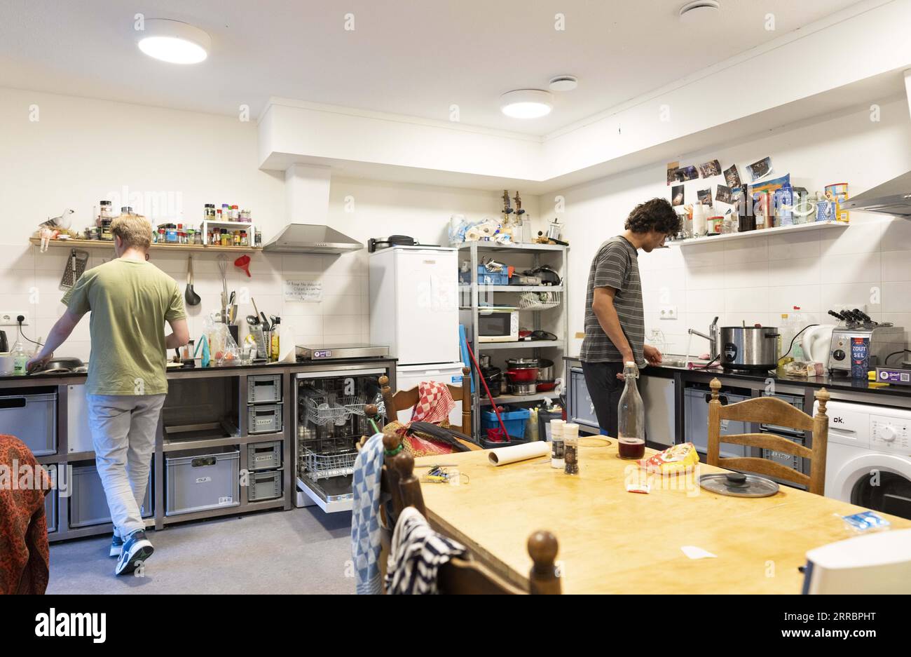 UTRECHT - Ein Studentenheim in Utrecht. Niederländische Studenten ziehen immer seltener in Zimmer um. Sie entscheiden sich häufiger, bei ihren Eltern zu leben. Dies ist auf einen Mangel an Wohnraum zurückzuführen, es gibt einfach keine Zimmer, in denen man wohnen kann. Und wenn diese Zimmer verfügbar sind, sind sie oft nicht erschwinglich. Das Darlehenssystem spielt auch eine Rolle bei der Entscheidung. ANP FREEK VAN DEN BERGH niederlande raus - belgien raus Stockfoto