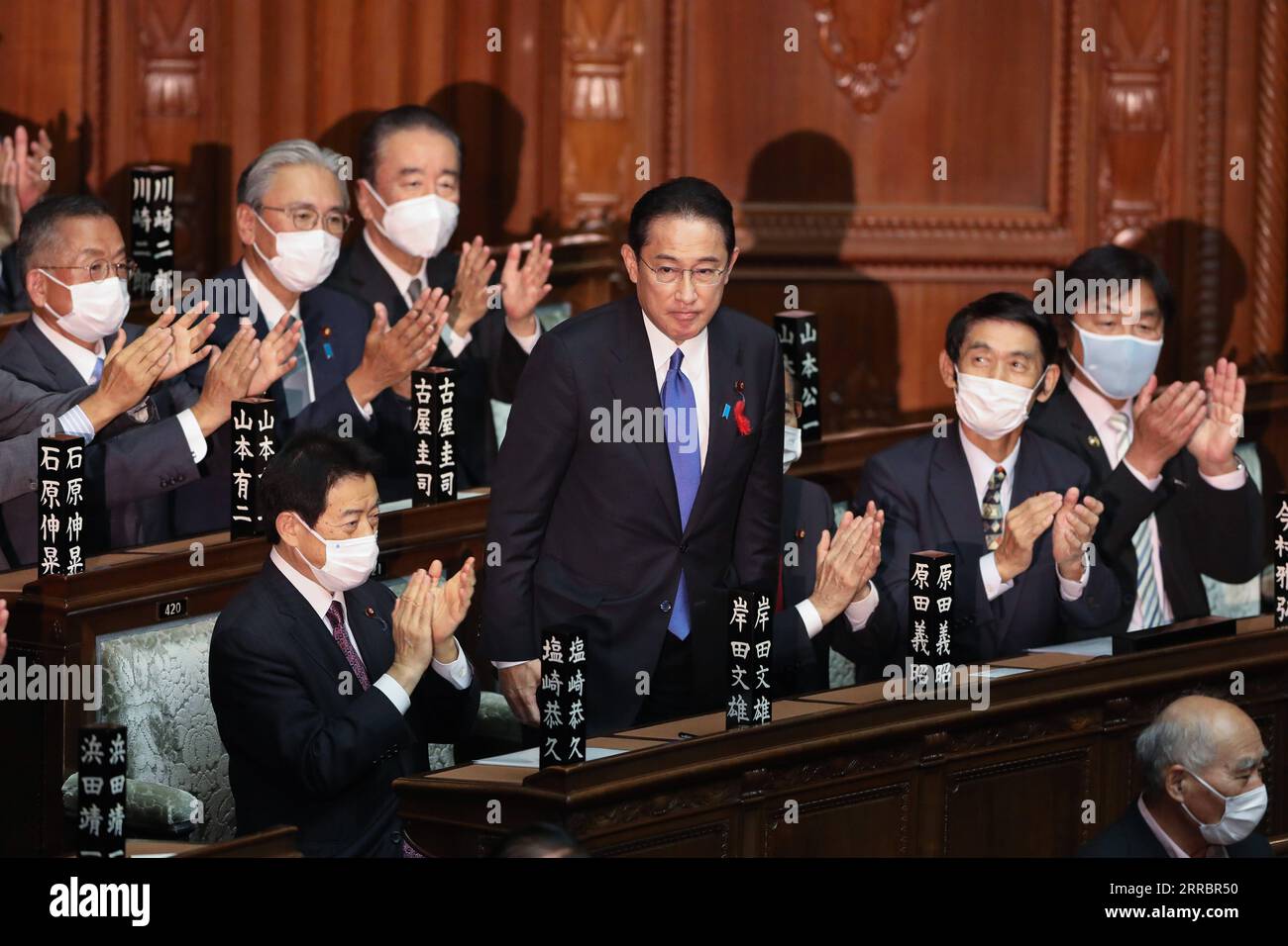 211004 -- TOKIO, 4. Oktober 2021 -- Fumio Kishida, Führer der japanischen Liberaldemokratischen Partei LDP, steht während einer speziellen Diät-Sitzung in Tokio, Japan, am 4. Oktober 2021. Fumio Kishida wurde am Montag als Nachfolger von Yoshihide Suga zum neuen Premierminister des Landes gewählt. JAPAN-TOKIO-FUMIO KISHIDA-NEUER MINISTERPRÄSIDENT DUXXIAOYI PUBLICATIONXNOTXINXCHN Stockfoto