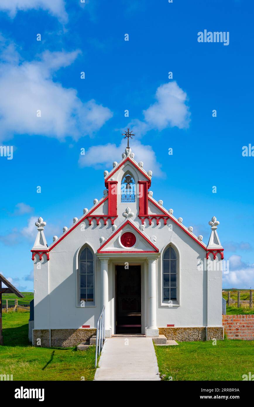 Außenansicht der italienischen Kapelle auf der Lamb Holm Insel in Orkney, Schottland, Großbritannien Stockfoto
