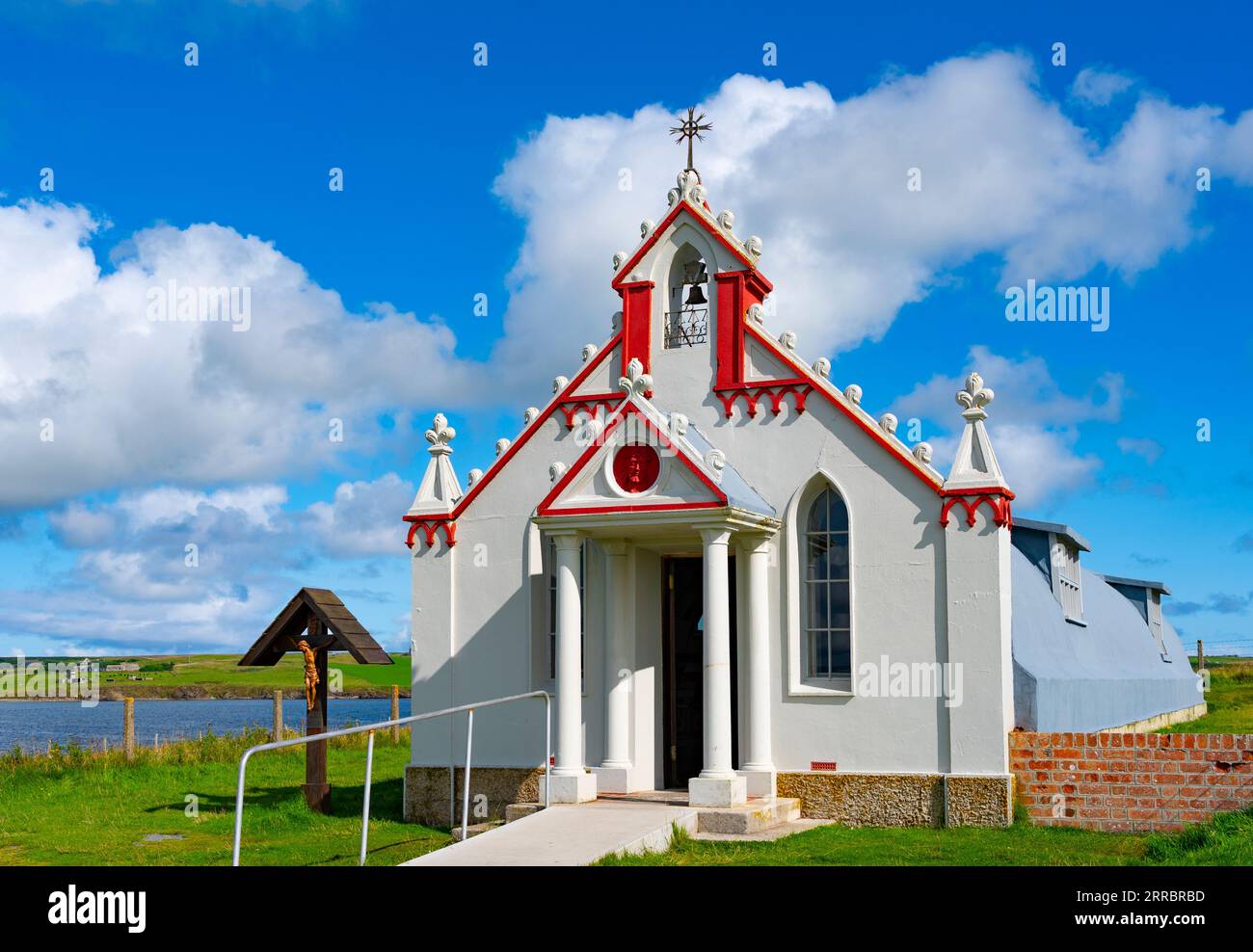 Außenansicht der italienischen Kapelle auf der Lamb Holm Insel in Orkney, Schottland, Großbritannien Stockfoto