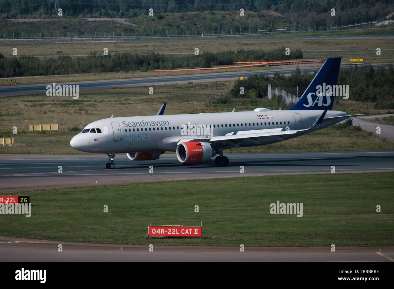 Helsinki/Finnland - 7. SEPTEMBER 2023: Helsinki-Vantaa Airport EFHK. Ein Airbus A320, der von Scandinavian Airlines SAS betrieben wird, fährt am Flughafen Helsinki Stockfoto