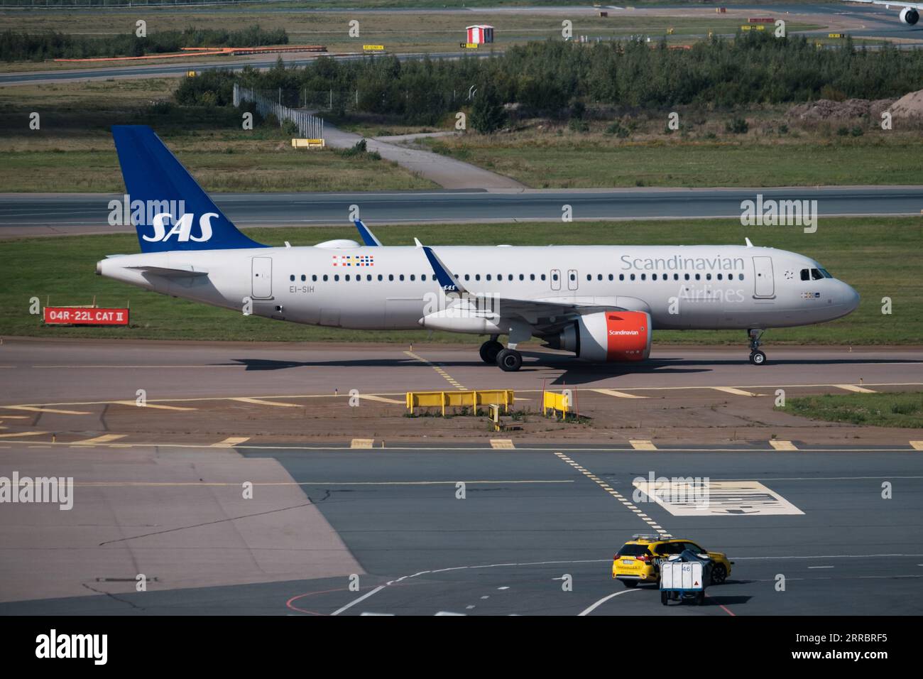 Helsinki/Finnland - 7. SEPTEMBER 2023: Helsinki-Vantaa Airport EFHK. Ein Airbus A320, der von Scandinavian Airlines SAS betrieben wird, fährt am Flughafen Helsinki Stockfoto