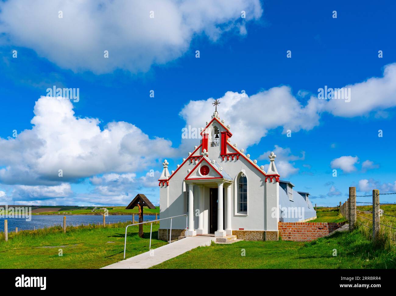 Außenansicht der italienischen Kapelle auf der Lamb Holm Insel in Orkney, Schottland, Großbritannien Stockfoto
